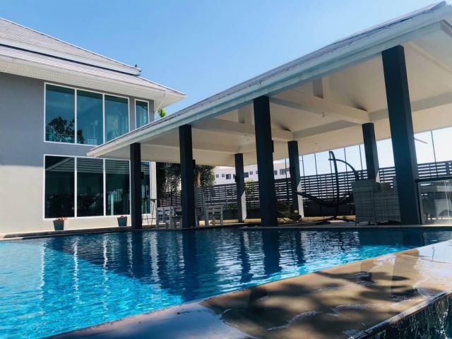 ขายบ้าน พูลวิลล่า(Pool Villa) สไตล์โมเดิร์น มีห้องประชุมและสระว่ายน้ำ เนื้อที่  1 ไร่ ใกล้หาดจอมเทียน พัทยา จ. ชลบุรี