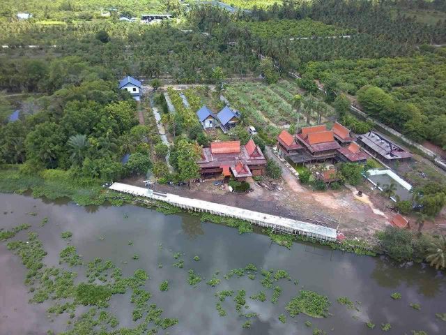 ขายที่ดินติดแม่น้ำท่าจีน กระทุ่มแบน สมุทรสาคร บางยาง ที่ดินพร้อมบ้านเรือนไทย เนื้อที่ 2 ไร่ 3 งาน ที่สวยมาก วิวโค้งแม่น้