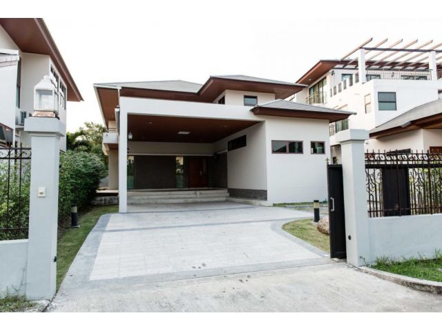 House for rent ให้เช่าบ้านเดี่ยว2ชั้น 12 นอน ย่านพระราม9 พัฒนาการ พร้อมสระว่ายน้ำส่วนตัว ใกล้ARLหัวหมาก