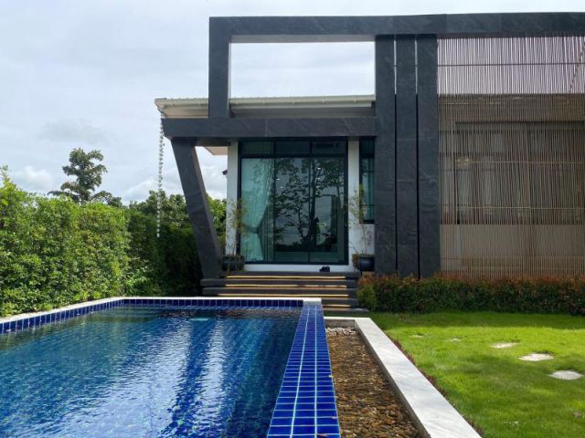 ขายบ้านพูลวิวล่า Pool Villa เส้นสันกําแพงสายใหม่ สไตล์ Modern Luxury เนื้อที่ 150 ตรว. ราคา 13.85 ล้าน