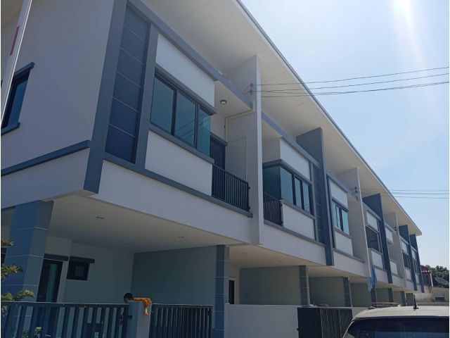 Selling newly built townhouses 3 Beds not Far Future Park shopping mall Pathumthani